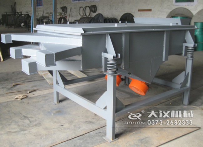  525型直線振動篩采用碳鋼材質，有四個出料口可同時篩出5種不同的物料等級。